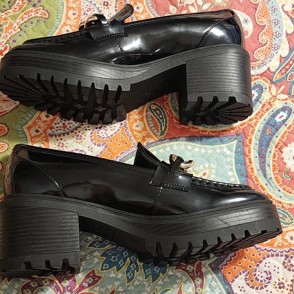 Guess Women's 1.5-Inch Platform Heel Chain Loafers Black Size US:10 - Picture 7 of 15